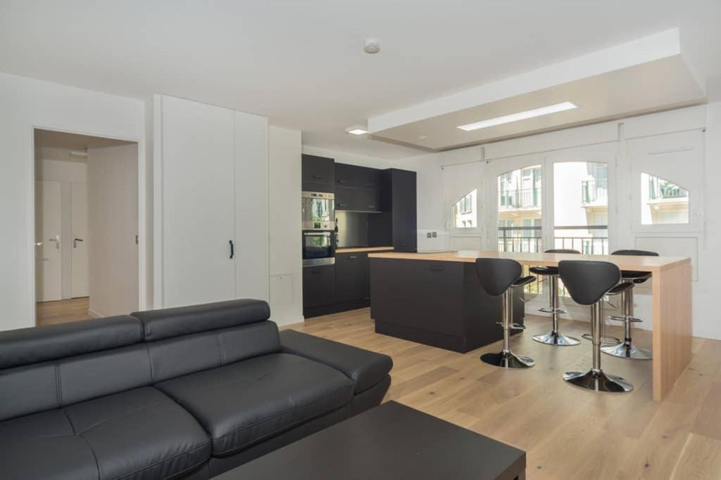 Lovely Apartment Close To A Big Shopping Mall เซร์ริส ภายนอก รูปภาพ