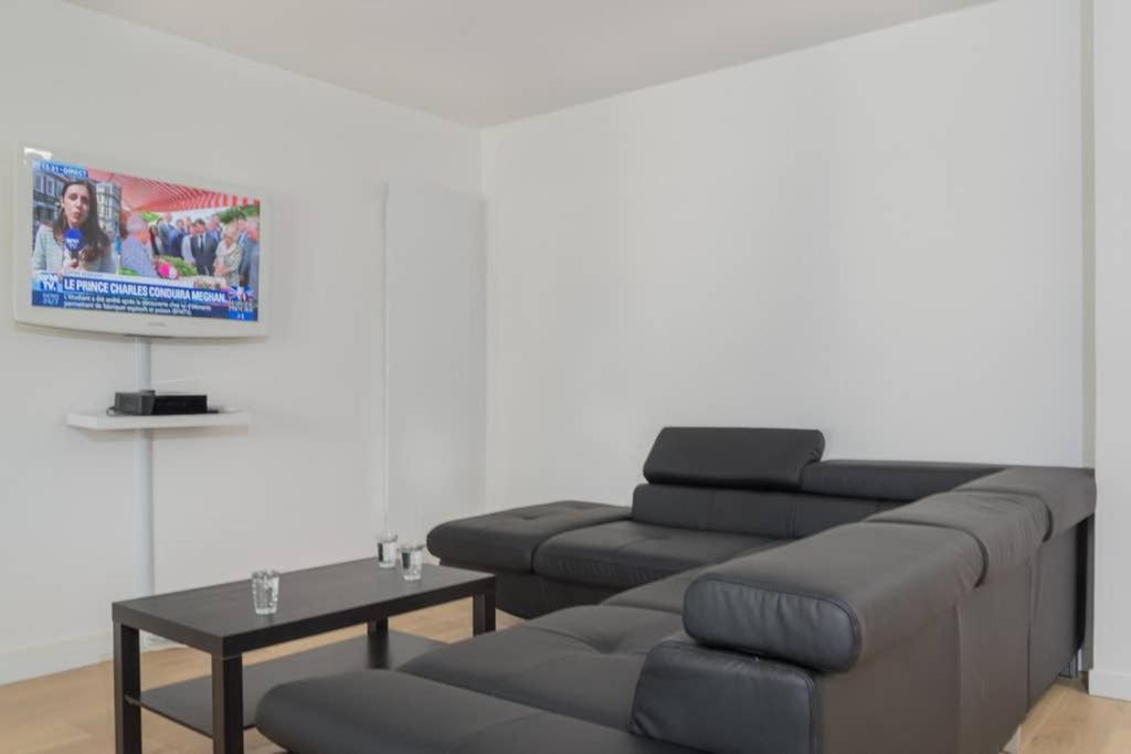 Lovely Apartment Close To A Big Shopping Mall เซร์ริส ภายนอก รูปภาพ